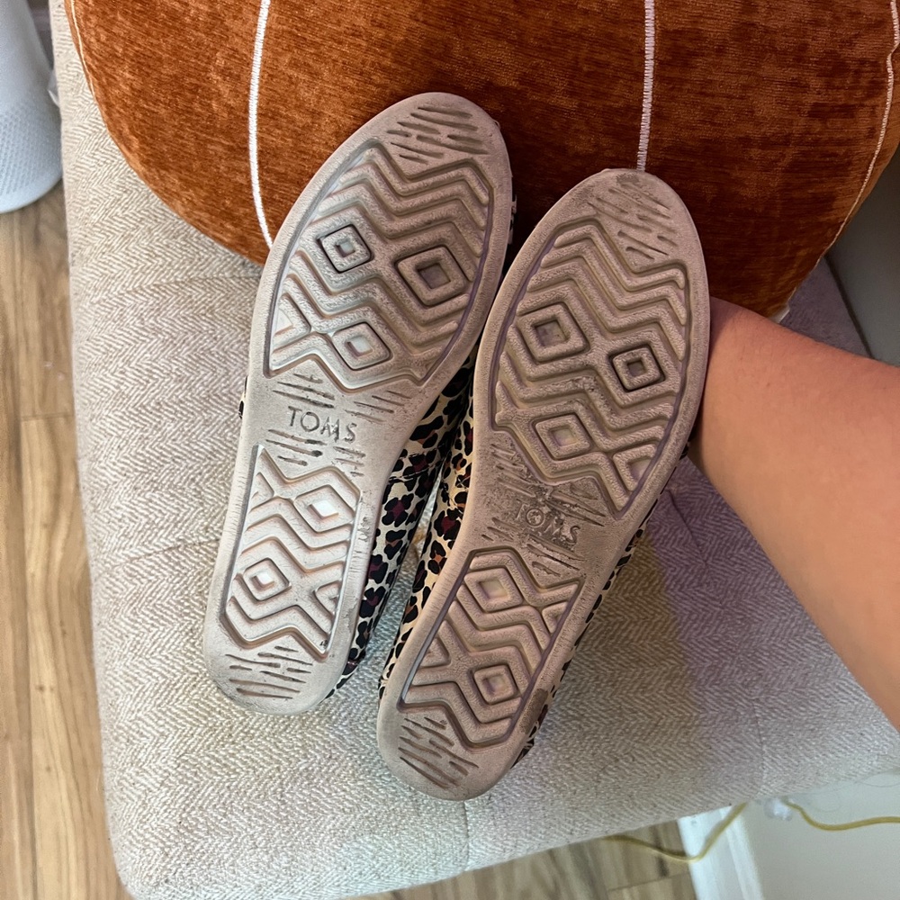 TOMS leopard slip on shoes - Picture 4 of 5